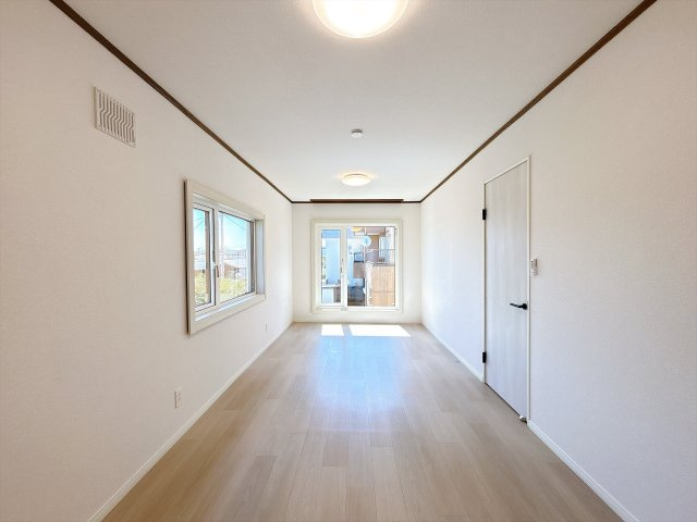 網走市潮見９丁目７番１５号　中古売家の洋室|【リフォーム済み】2階10.5帖洋室です。床と壁紙は張替えをおこないました。2面採光になってますので日当たり良好です。洗濯物をなどを干す部屋にいかがでしょうか。