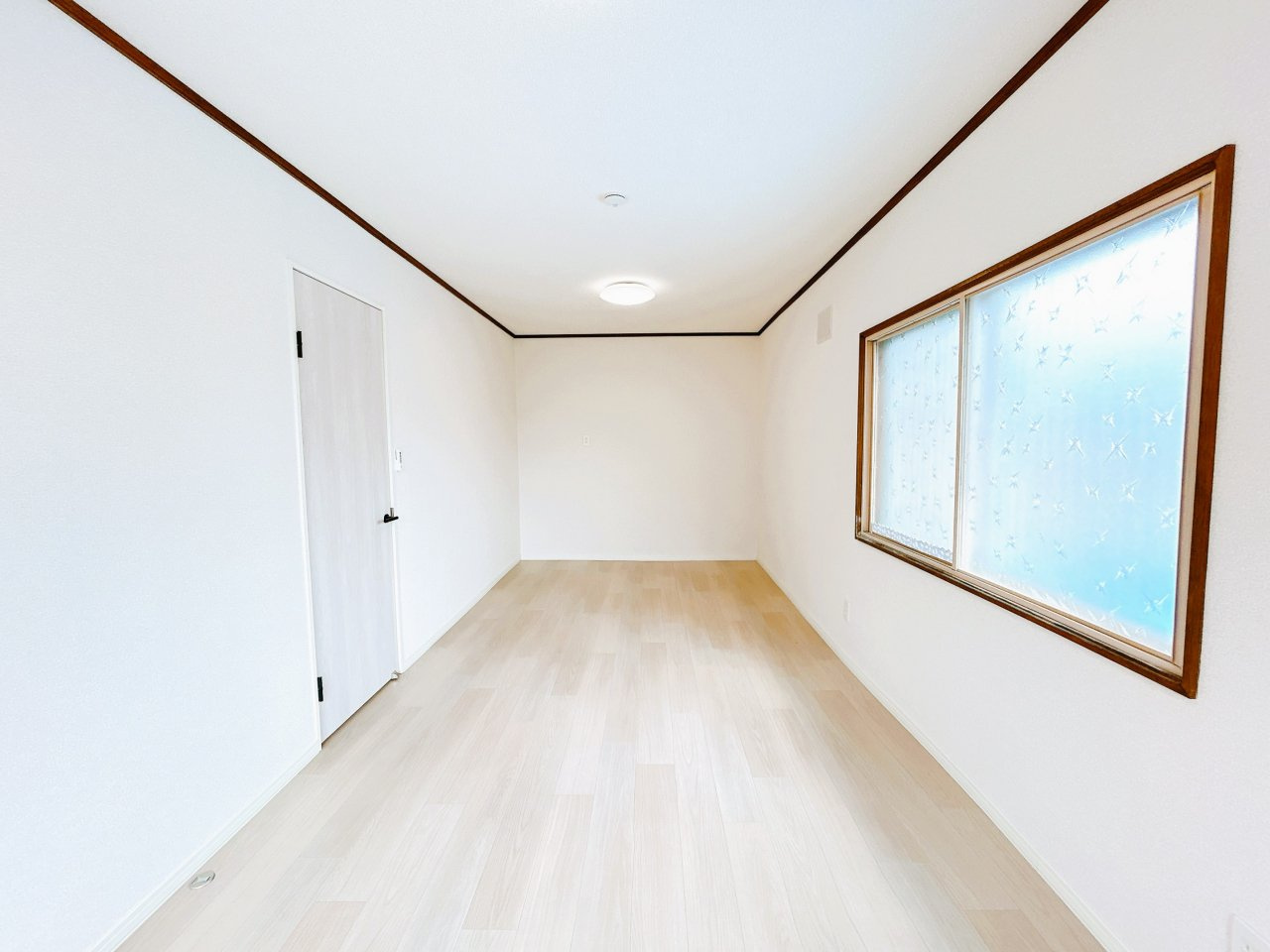網走市潮見９丁目７番１５号　中古売家の洋室|【リフォーム済み】2階10.5帖洋室別アングルです。