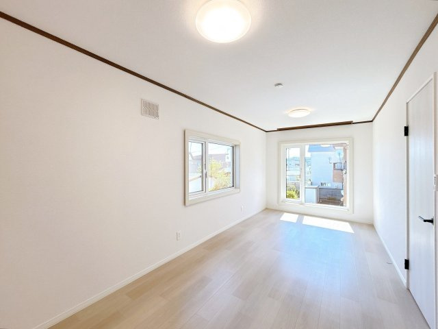 網走市潮見９丁目７番１５号　中古売家の洋室|【リフォーム済み】2階10.5帖洋室別アングルです。