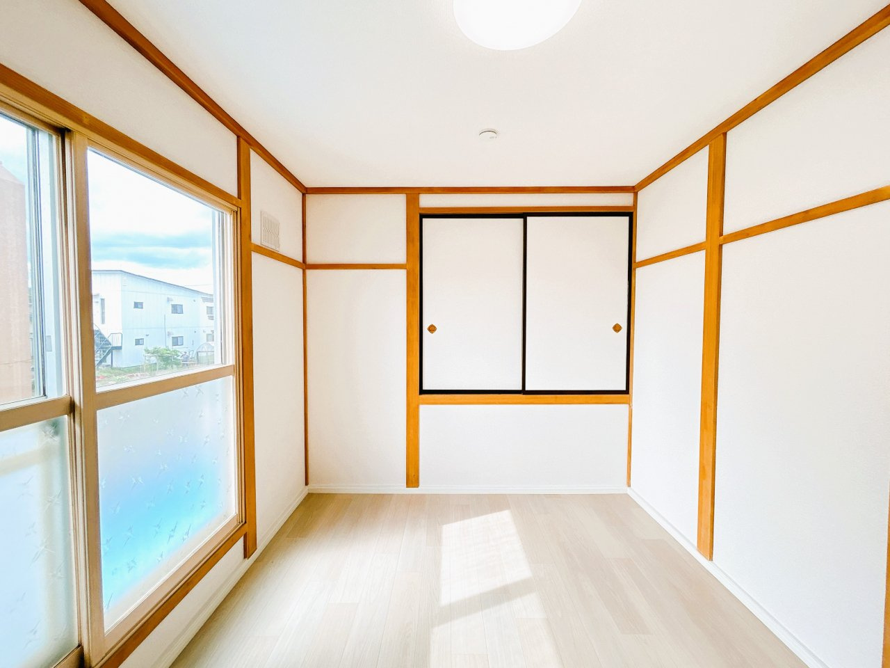 網走市潮見９丁目７番１５号　中古売家の洋室|【リフォーム済み】2階東側6帖居室です。床と壁紙の張替えを行いました。白を基調とした仕上がりになっております。