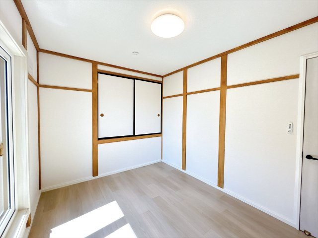 網走市潮見９丁目７番１５号　中古売家の洋室|【リフォーム済み】2階東側6帖居室です。床と壁紙の張替えを行いました。白を基調とした仕上がりになっております。