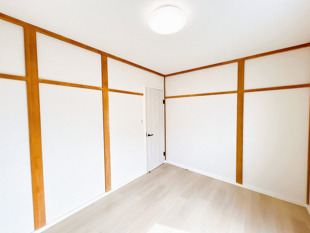 網走市潮見９丁目７番１５号　中古売家の洋室|【リフォーム済み】2階東側6帖居室別アングルです。和室から洋室へ変更、ドアを新品に交換しました。