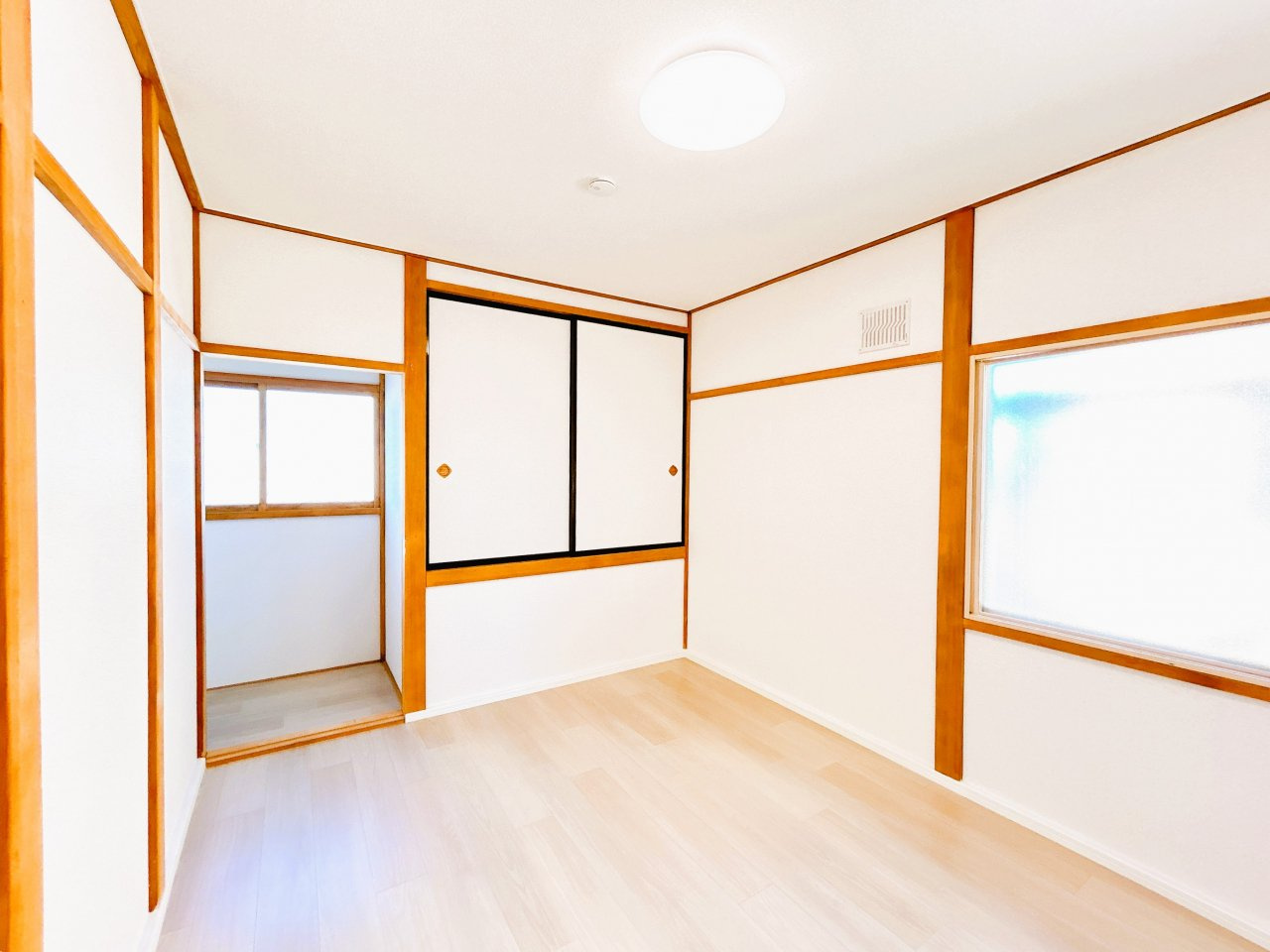 網走市潮見９丁目７番１５号　中古売家の洋室|【リフォーム済み】2階西側6帖居室です。床と壁紙の変更を行いました。収納が付いていますので部屋をきれいに保てますね。