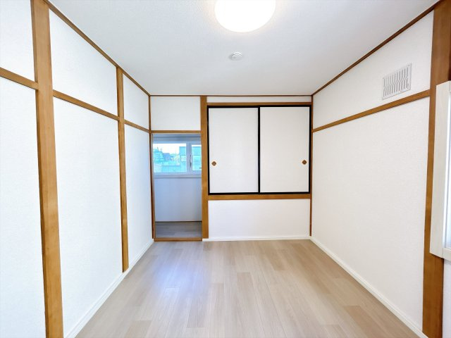 網走市潮見９丁目７番１５号　中古売家の洋室|【リフォーム済み】2階西側6帖居室です。床と壁紙の変更を行いました。収納が付いていますので部屋をきれいに保てますね。
