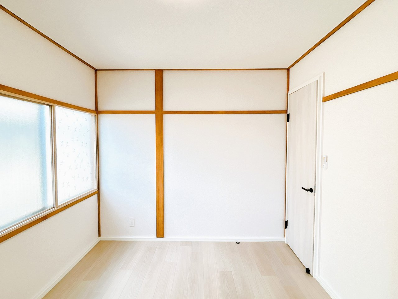 網走市潮見９丁目７番１５号　中古売家の洋室|【リフォーム済み】2階西側6帖居室別アングル画像です。ドアは新品に変更致しました。