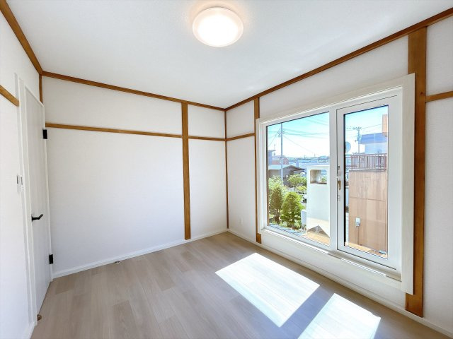 網走市潮見９丁目７番１５号　中古売家の洋室|【リフォーム済み】2階西側6帖居室別アングル画像です。ドアは新品に変更致しました。
