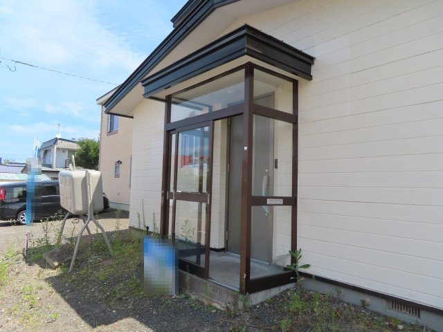 網走市潮見９丁目７番１５号　中古売家の玄関|【リフォーム済み】風除室写真です。ちょっとした物や冬季のスコップなども置けます。冬場は吹き溜まりで玄関ドアが開かない？などのトラブルも防げますしあれば便利ですよね。鍵はありません。