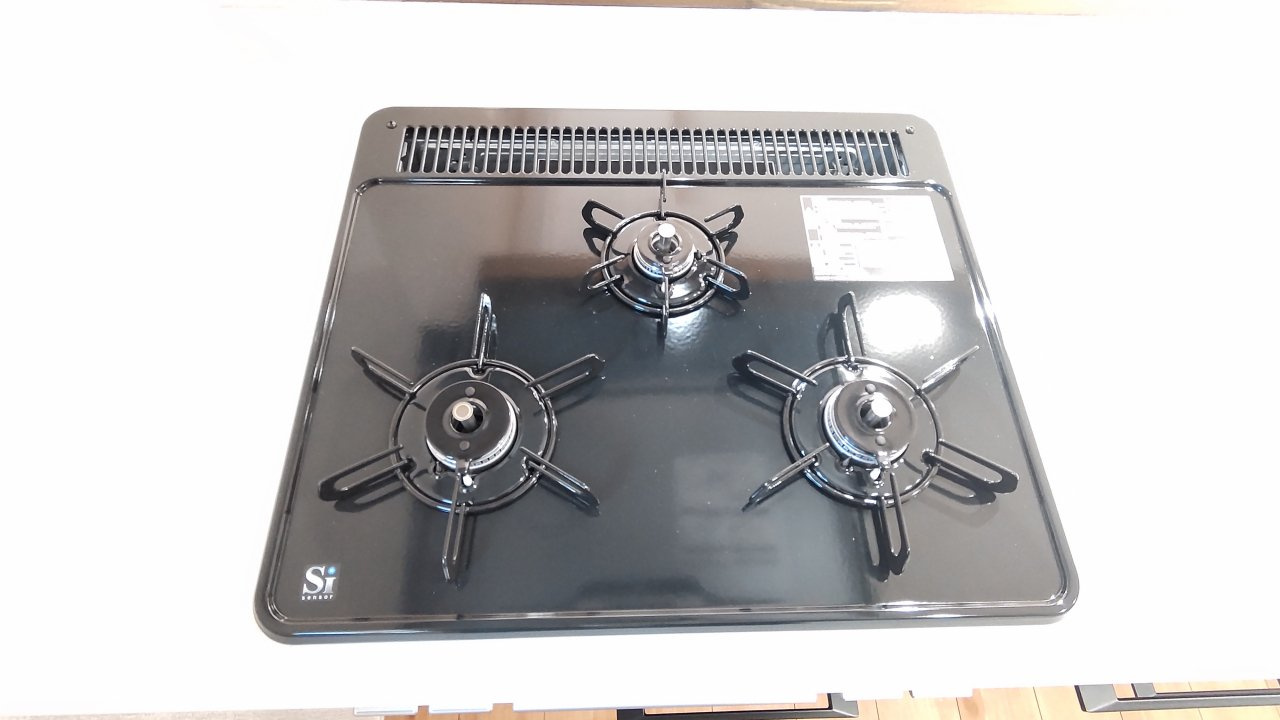 網走市潮見９丁目７番１５号　中古売家のキッチン|【リフォーム済み】3口コンロは複数品目一緒に作れ、調理の心強い味方です。