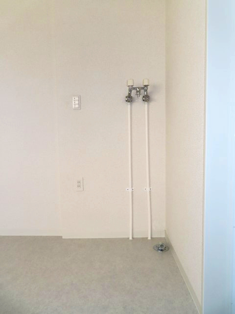 網走市潮見９丁目７番１５号　中古売家のランドリースペース|【リフォーム済み】洗面脱衣室に洗濯機置場があります。