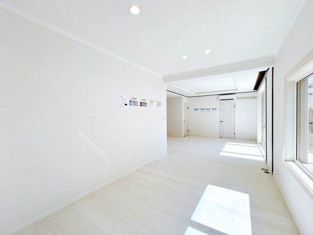 網走市潮見９丁目７番１５号　中古売家の居間・リビング|【リフォーム済み】リビングです。床はフローリング上張り、壁紙も張替えました。LDK部分にはダウンライトを採用いたしました。
