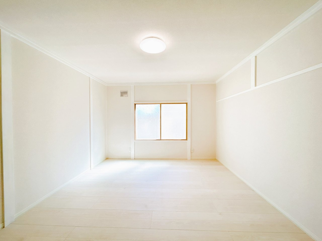 網走市潮見９丁目７番１５号　中古売家の洋室|【リフォーム済み】1階8.5帖洋室です。壁紙の張替えを行い、床はフローリングの張替えを行いました。白を基調とした清潔感のある部屋になっております。