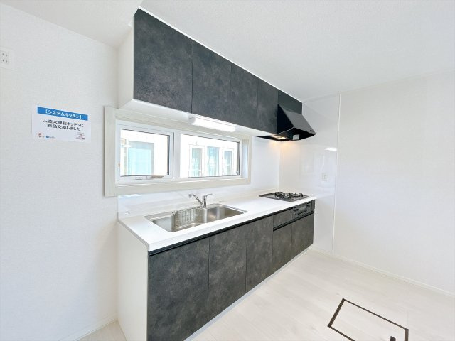 網走市潮見９丁目７番１５号　中古売家の洋室|【リフォーム済み】1階8.5帖洋室です。壁紙の張替えを行い、床はフローリングの張替えを行いました。白を基調とした清潔感のある部屋になっております。