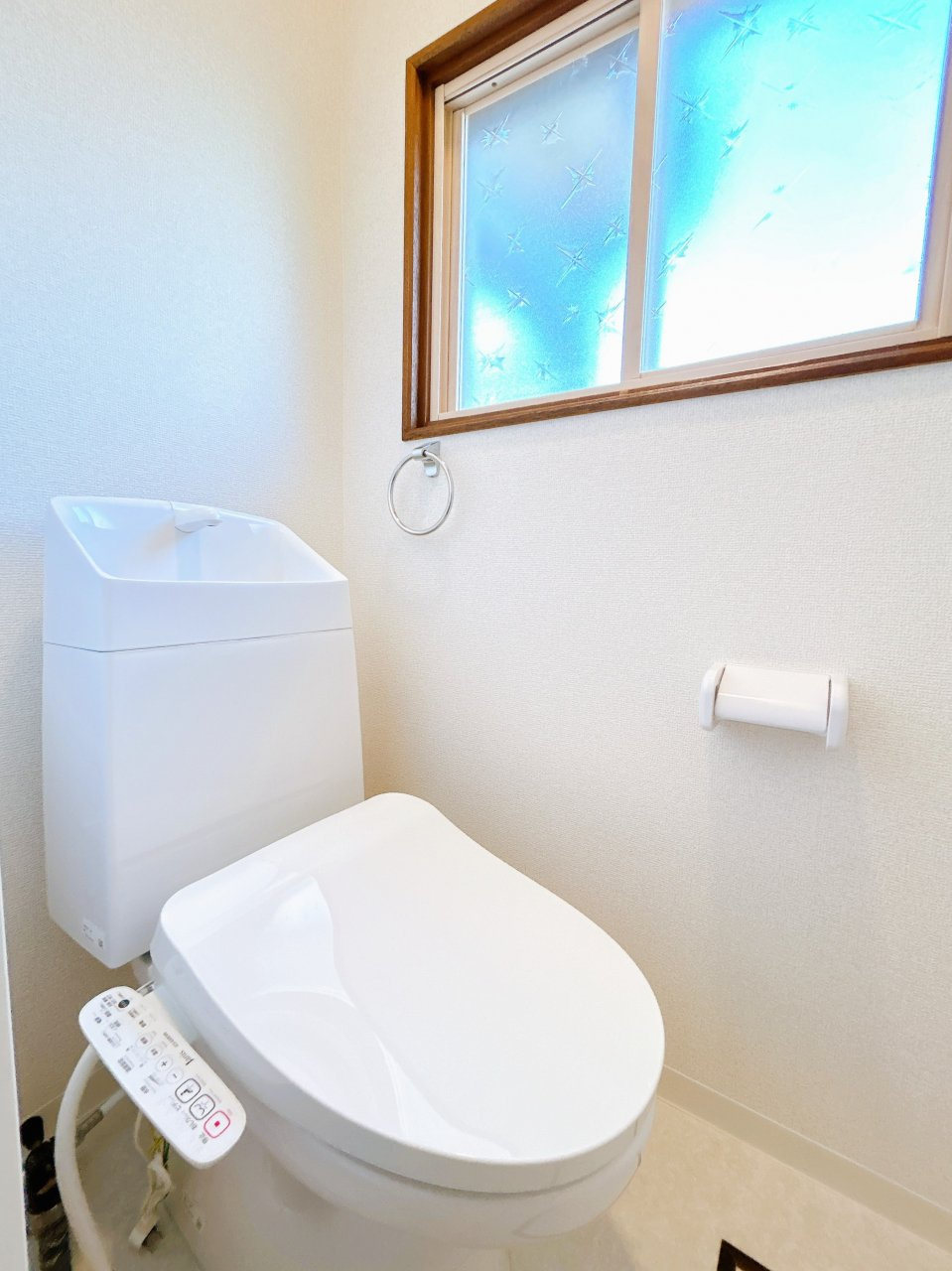 網走市潮見９丁目７番１５号　中古売家のトイレ|【リフォーム済み】トイレは新品交換します。キズや汚れが付きにくい加工が施してあるのでお手入れが簡単です。直接肌に触れるトイレは新品が嬉しいですよね。