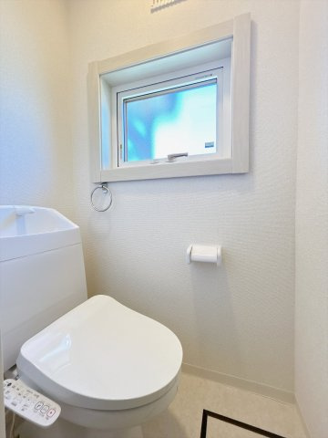 網走市潮見９丁目７番１５号　中古売家のトイレ|【リフォーム済み】トイレは新品交換します。キズや汚れが付きにくい加工が施してあるのでお手入れが簡単です。直接肌に触れるトイレは新品が嬉しいですよね。