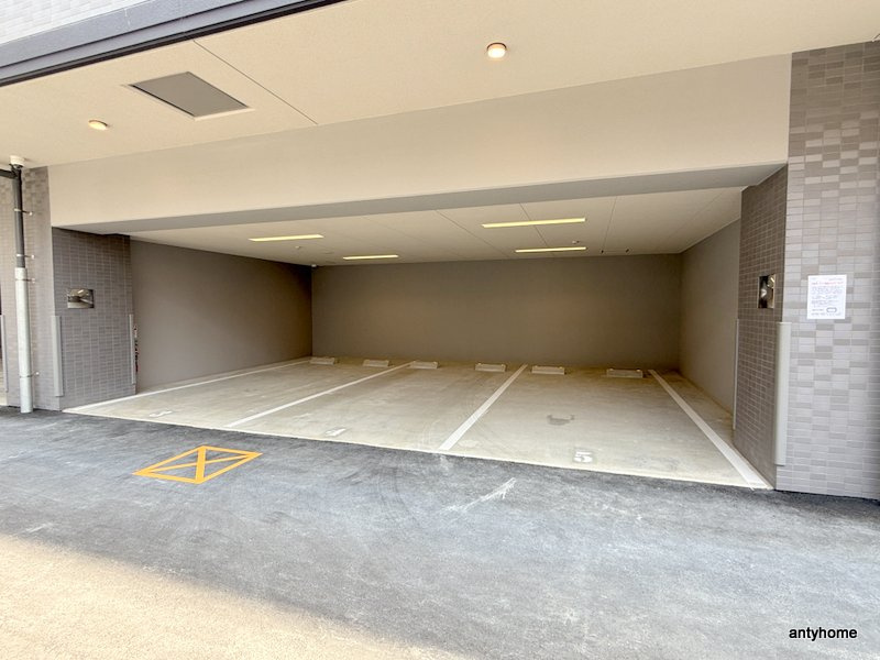 アドバンス大阪リーヴァ　仲介手数料無料の駐車場