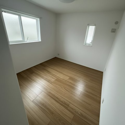 豊橋市平川本町　中古建ての洋室|ベッドや机を置いても使いやすく、子ども部屋や寝室としてもちょうど良い広さです！
シンプルで使い勝手がよく、ライフスタイルに合わせて自由に使えるのも魅力です！
