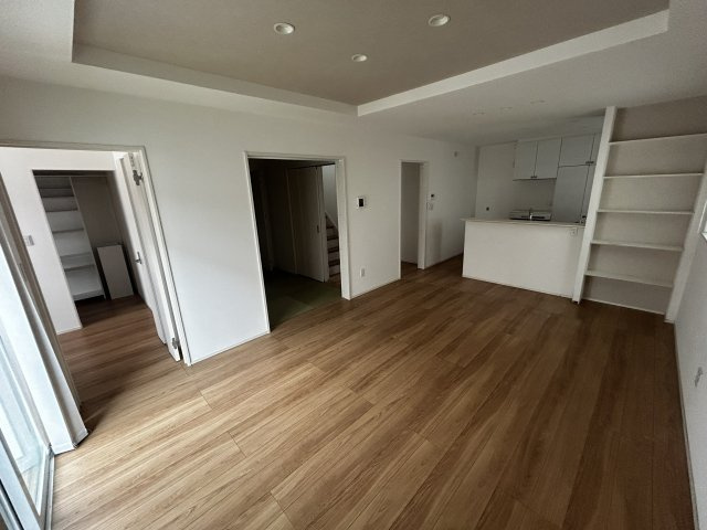 豊橋市平川本町　中古建ての居間・リビング|家具の配置がしやすい長方形の間取りで、リビングとダイニングをバランスよく使い分けられます！無駄なスペースが出にくく、リビングの広さをしっかり活かせる使い勝手の良い空間です！