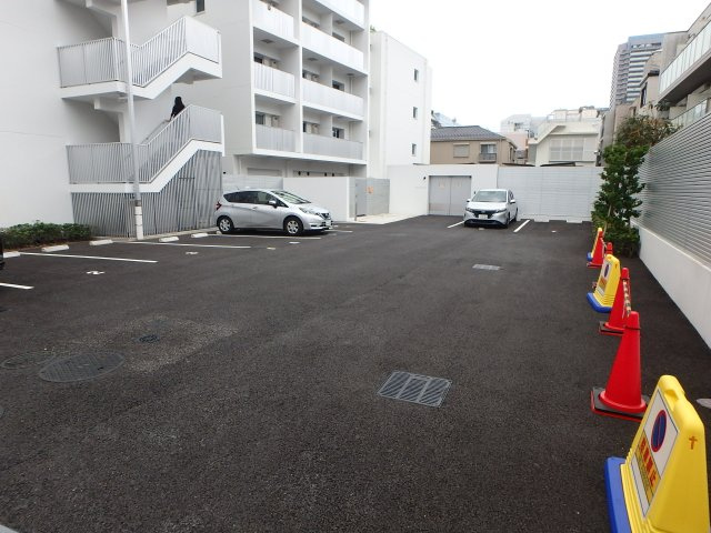 プラウドフラット中野の駐車場|駐車スペースもあります