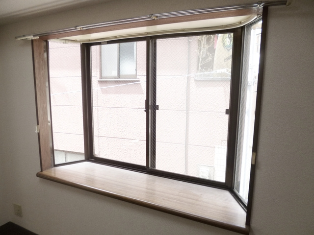 小泉ビルの内装|出窓のあるお部屋です