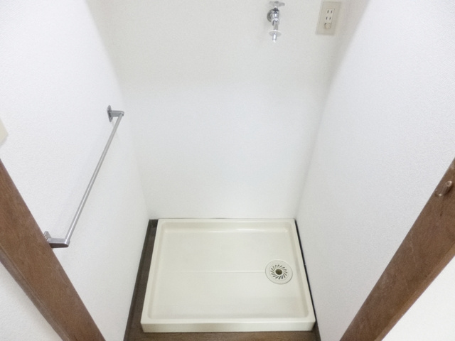 小泉ビルの設備|室内洗濯機置場です。
