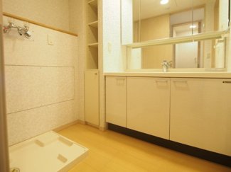 【洗面所】 | ロイヤルパーク多摩川2番館 | ゆったりとスペースのある洗面所