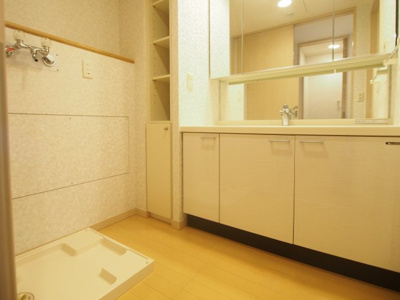 【洗面所】 | ロイヤルパーク多摩川2番館 | ゆったりとスペースのある洗面所