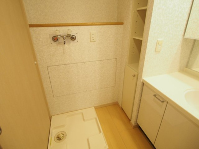 【洗面所】 | ロイヤルパーク多摩川2番館 | 室内洗濯機置き場です
