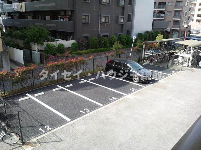 オーシャンビュー参番館の駐車場|敷地内の駐車場です