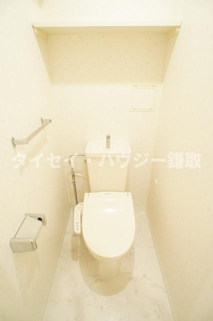 オーシャンビュー参番館のトイレ|上部に棚のあるトイレです♪