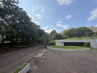 【周辺】 | 住友アビック21 | 遊歩道と公園に隣接！遊歩道を通って図書館も行けます！