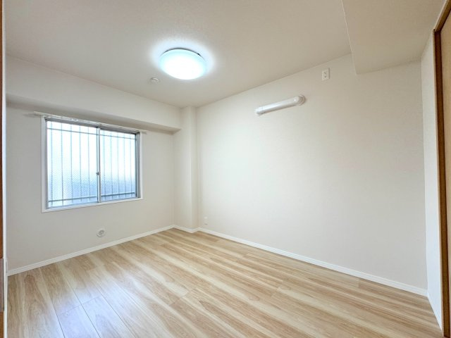 コスモパーク川口の子供部屋|洋室5.6帖　（北東側）
しっかりとしたクローゼット付きで、おもちゃや衣類の整理整頓もラクラクです。独立した静かな配置のため、勉強や趣味の時間にしっかり集中できます。