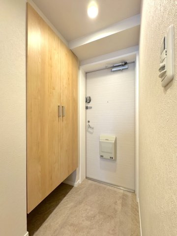 コスモパーク川口の玄関|玄関
清潔感があり足元をスッキリ見せる玄関スペース。シューズボックスを備えており、ご家族分の靴をきれいに整理収納可能。来客時も気持ちよく迎えられる綺麗な空間です。