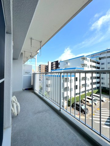 コスモパーク川口のバルコニー|南向きで陽当り・通風ともに抜群のバルコニー！お洗濯物もスピーディーに乾きます。リビングと5.9帖の洋室のどちらからも出入りできる広々とした設計で、ガーデニングや気分転換にもぴったりです。