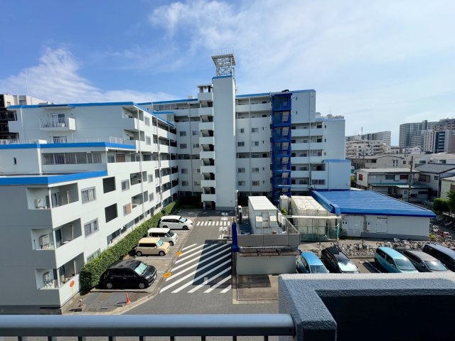 コスモパーク川口の展望|眺望
前面を遮る高い建物がなく、開放感あふれる心地よい眺望が広がります。青空を見渡せる気持ちの良いロケーションで、毎日の生活に安らぎを与えてくれます。