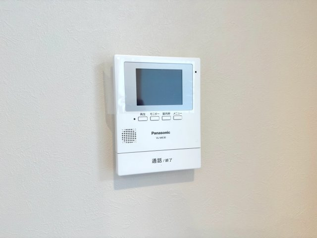 コスモパーク川口のセキュリティ|TVモニター付きインターホン
来訪者の顔を室内からしっかり確認できるTVモニター付きインターホンを設置。不在時の録画機能も備わっており、不意の来客時にも落ち着いて対応できる安心の設備です。