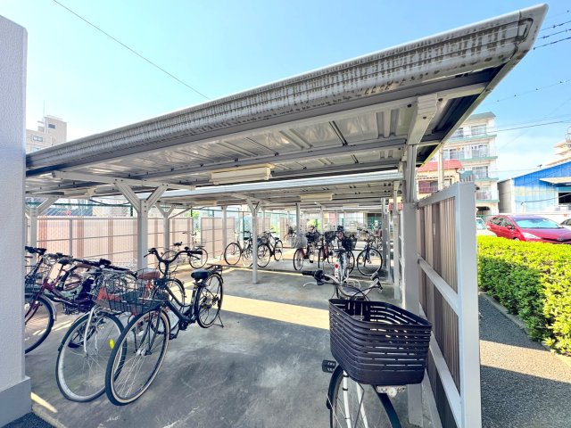 コスモパーク川口の駐輪場|駐輪場
屋根付きの駐輪場を完備しており、大切な自転車を雨風から守ります。駅へのアクセスや近隣施設へのお買い物など、日々の通勤・通学・お出かけのフットワークを軽やかに広げてくれます。