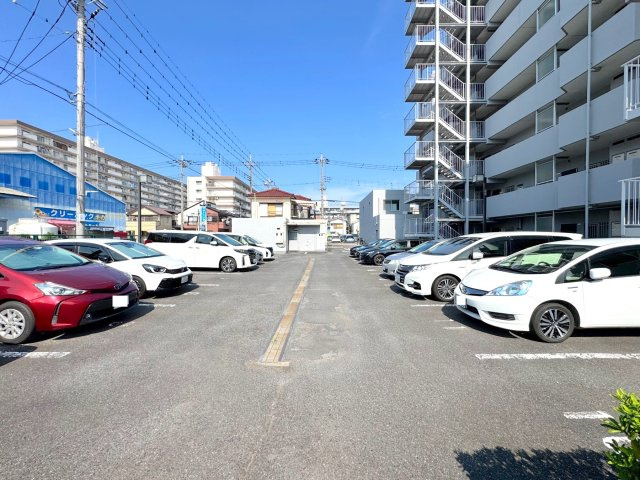 コスモパーク川口の駐車場|駐車場
敷地内に駐車場を確保（空き要確認）。大切なお車を身近に駐車でき、お買い物後の重い荷物の搬入やお子様連れでのお出かけもスムーズ。快適なカーライフをしっかりサポートします。