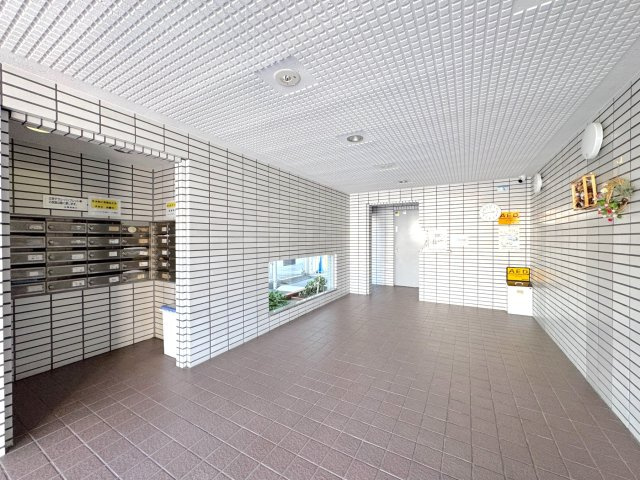 コスモパーク川口のエントランス|エントランスホール
手入れが行き届き清掃された清潔感あふれるエントランス。住まいの顔として居住者や来訪者を気持ちよく迎えます。管理体制の良さを実感でき、毎日の出入りも快適安心です。