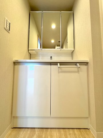 コスモパーク川口の独立洗面台|洗面台新規交換
新規交換された洗面化粧台は清潔感があり機能的。洗濯機置場の隣には便利なカウンターを配置し、アイロン掛けやタオル類の整理に役立ちます。動線がスムーズで、毎日快適に身支度が行えます。