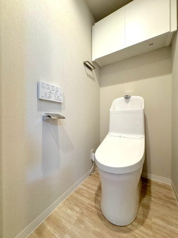 コスモパーク川口のトイレ|トイレ新規交換
清潔感あふれる温水洗浄便座付きトイレ。上部にはトイレットペーパーや掃除用品などをすっきり収納できる吊戸棚を設置しており、限られた空間をスマートに活用できます。