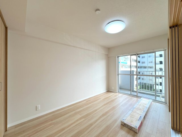 コスモパーク川口の寝室|洋室5.9帖　（南東側）
ゆとりのある主寝室。大きなクローゼットを備えており、衣類や荷物もすっきり収納可能です。南向きのバルコニーに面しているため陽当りが良く、朝も心地よい光で爽やかに目覚められます。
