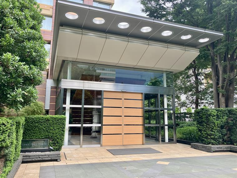 青山パークタワーのエントランス