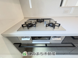 【キッチン】 | ワイウッドコート古河市女沼　第2期　 | 3口ビルトインコンロで同時調理可能☆時短家事につながりますね☆