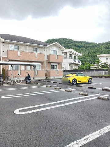 【駐車場】 | プリムローズ　Ⅰ | 駐車場に車を止められます