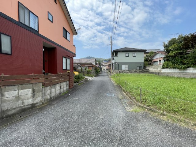 売地・住宅用地　太田市東今泉町　毛里田小学校・毛里田中学校の前面道路含む現地写真