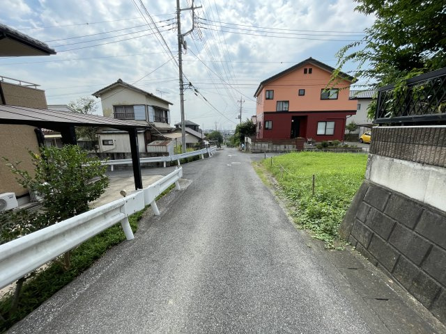 売地・住宅用地　太田市東今泉町　毛里田小学校・毛里田中学校の前面道路含む現地写真
