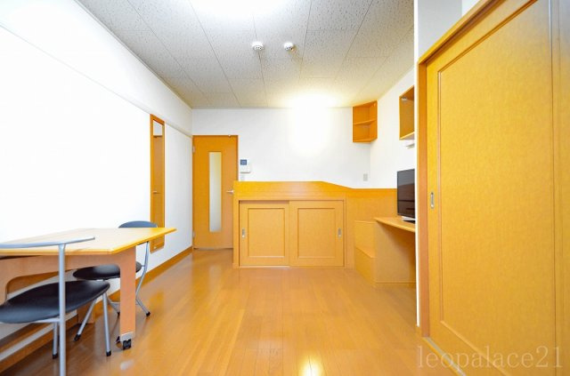 レオパレス小柴の居間・リビング