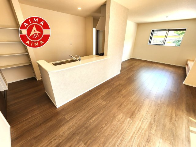 福津市福間南5丁目第19-2棟（1号棟）のダイニング|キッチンから立ち込める香りが今日の料理を期待させます。