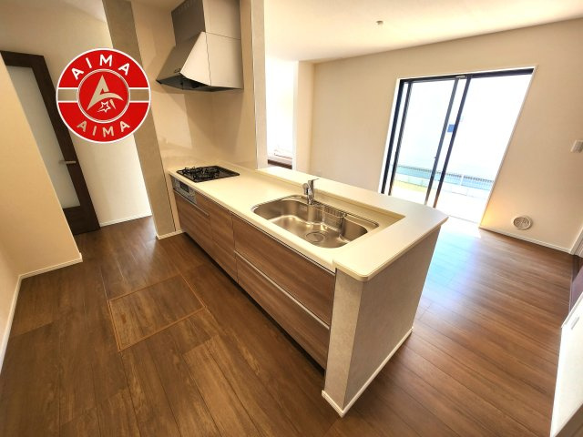 福津市福間南5丁目第19-2棟（1号棟）のキッチン|ダイニングテーブルへの配膳がラクラク、お料理はかどるカウンター付きシステムキッチン！