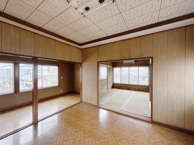 【中古戸建】足利市葉鹿町の洋室|■洋室｜開放的で自然光が差し込む心地よい洋室♪